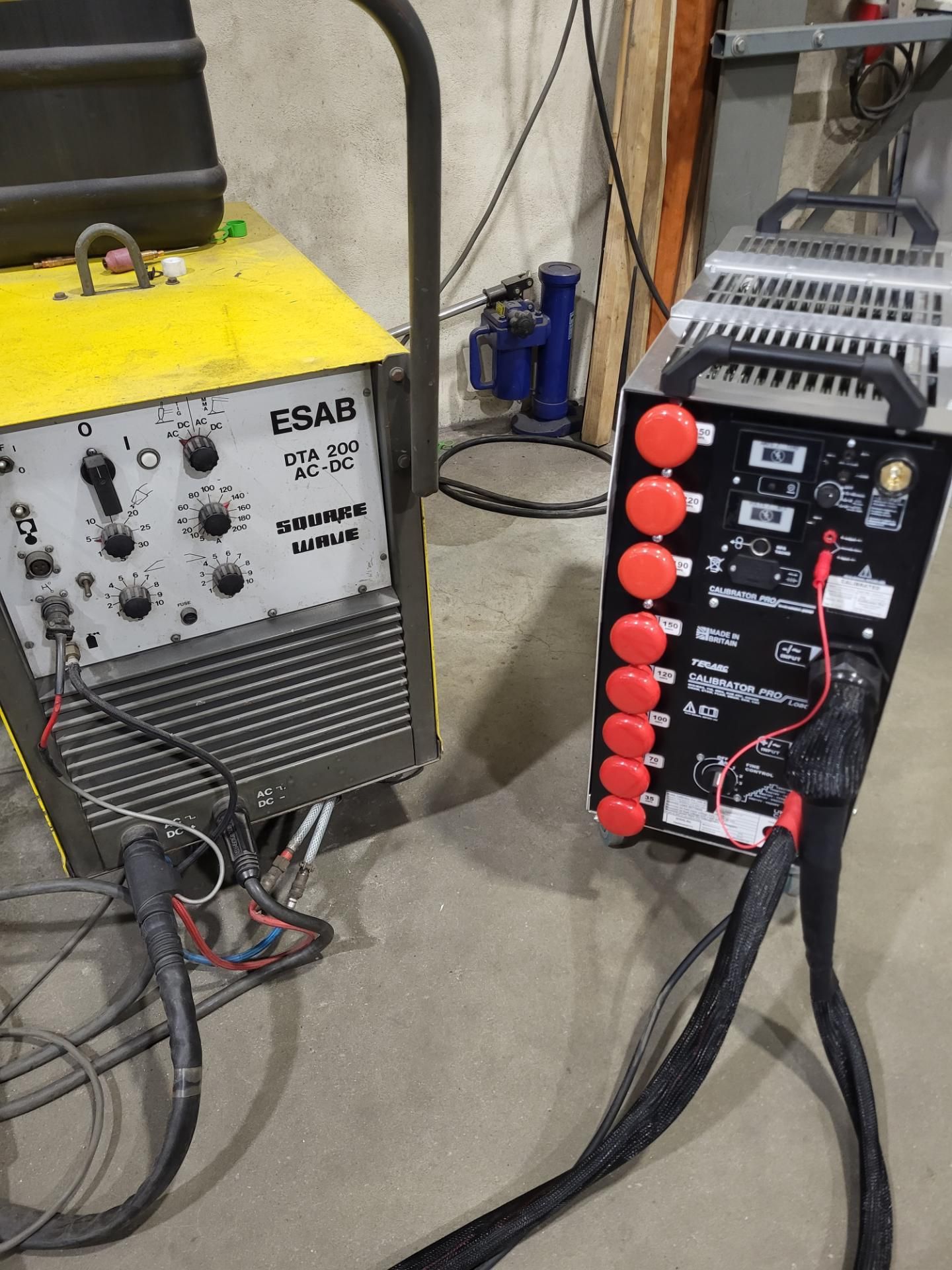 De technieker van cqm welding controleert de instellingen van jouw lasmachine v1
